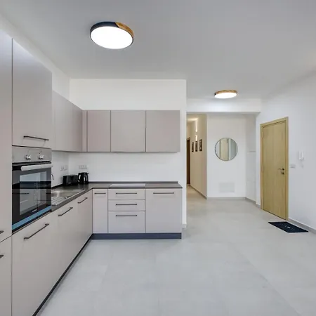 Beautiful 3 Bedroom In With Wifi 公寓 *