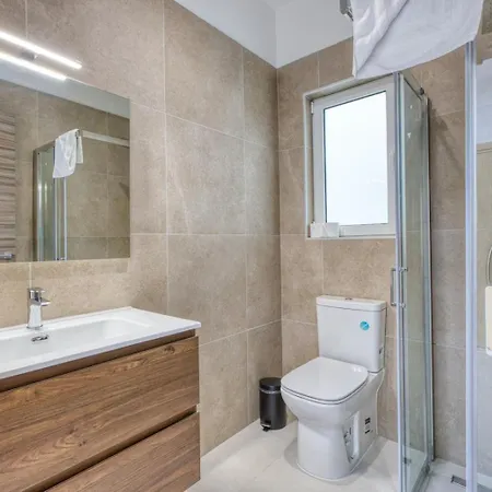 Beautiful 3 Bedroom In With Wifi *