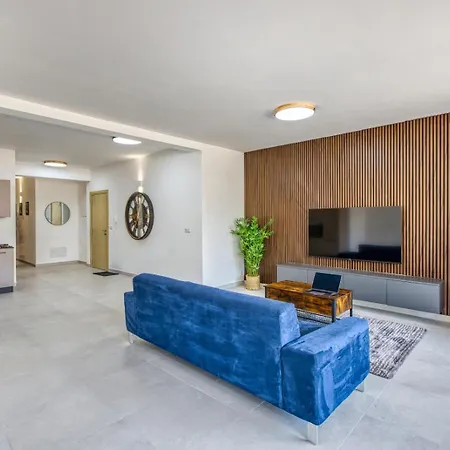 Beautiful 3 Bedroom In With Wifi