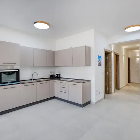 Beautiful 3 Bedroom In With Wifi * 斯利马